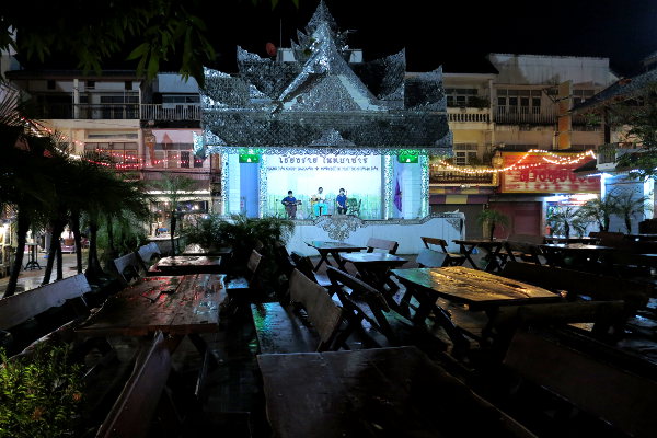 Chiang Rain iltabasaarilla bändi soitti sateisena iltana tyhjälle yleisölle. Night Bazaar on kokoelma iltaisin auki olevia kauppoja Chiang Main keskustassa. 
