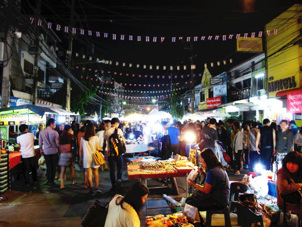 Lauantaisin Chiang Rain keskustassa on kävelykatu kojuineen samaan tyyliin kuin Chiang Maissa. 