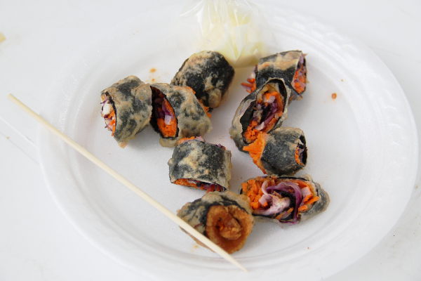 Friteeratt norirullat eli norimerileväpaperiin käärittyjä vihanneksia. 