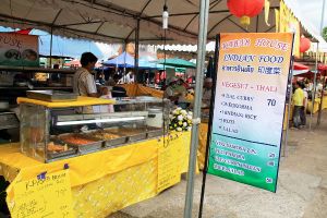 Ruokakojujen joukossa oli intialainen ruokakojukin. Tämän saman ruokakojun löytää aina Thapae Gaten iltatoreilta ja lauantai- ja sunnuntaikävelykaduilta. Tällä kertaa koju myi vain kasvista. 