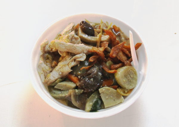 Alla riisiä ja päällä mm. vihreää currya pienin thaimaalaisin vihrein munakoisoin. 