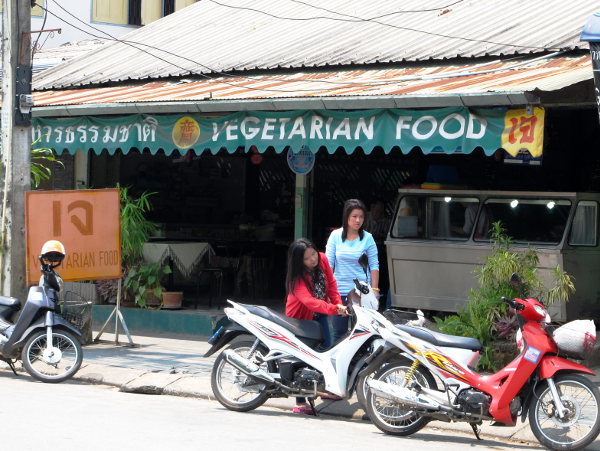 Toinen kasvisravintoloista hieman Wat Ming Meuangilta etelään. 