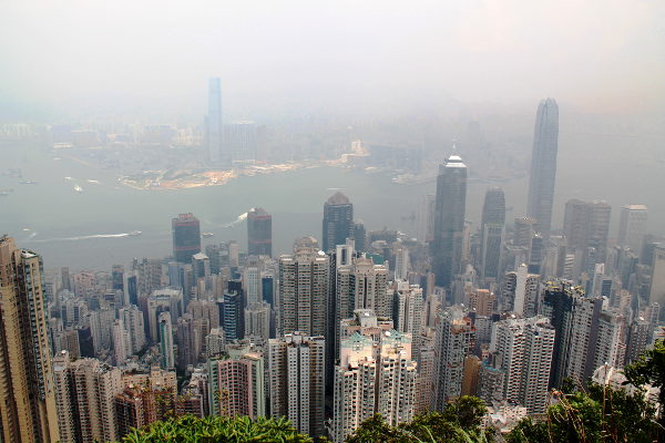 Vastarannalla on Kowloonin kaupunginosa. 