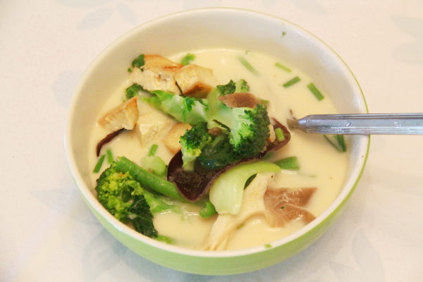 Seuraavana päivänä tein aivan samoista aineksista kookoskeittoa, johon lisäksi laitoin vain parsakaalia, kookosmaitoa, curryjauhetta, chilijauhetta, sitruunamehua ja makeaa chilikastiketta. Thairuoka on näppärää. 