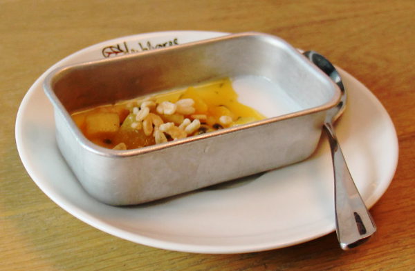 Kookospannacotta, passionhedelmää päällä. 