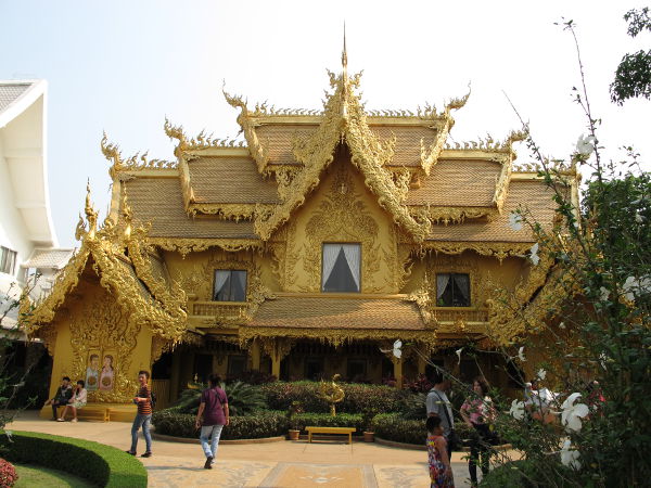 Alueella oli tällainen kultainen rakennuskin.