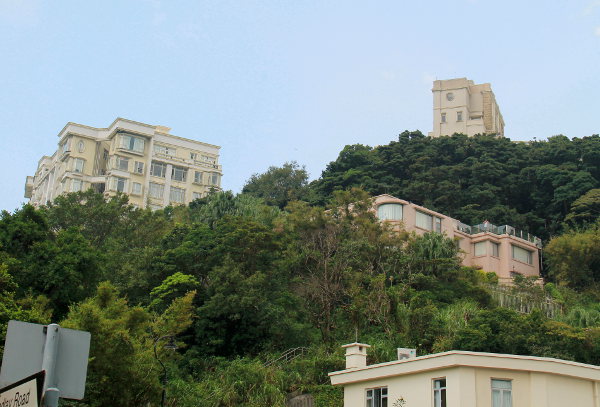 Maailman kalleimpia taloja kukkulalla. 