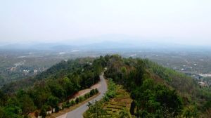 Tha Ton sijaitsee kukkuloiden ympäröimänä jokilaaksossa. 