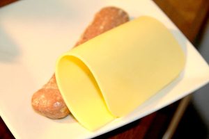 Kasvissyöjäksi ryhtyessäni en paljoa ajatellut nakkeja enää syöväni ja vegaanina juustoa, mutta koska niitä on kivasti vegaanisina tarjolla, niin miksipä en söisi kun mausta tykkään. 