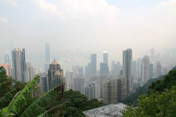 Näkymä The Peakilta alas Hongkongin saaren ydinkeskustaan. 