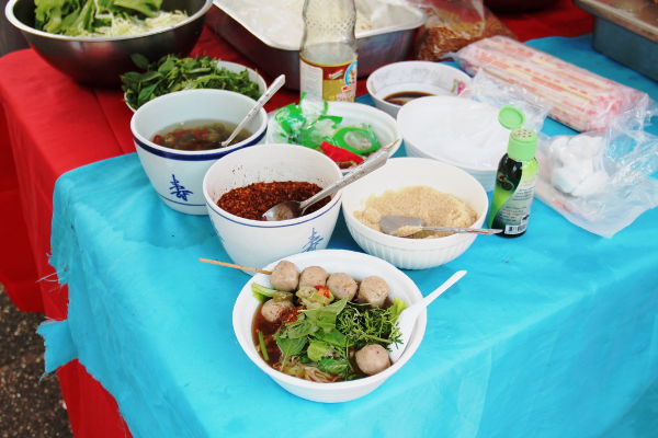 Keittoa ja siihen lisättävissä olevia mausteita. 