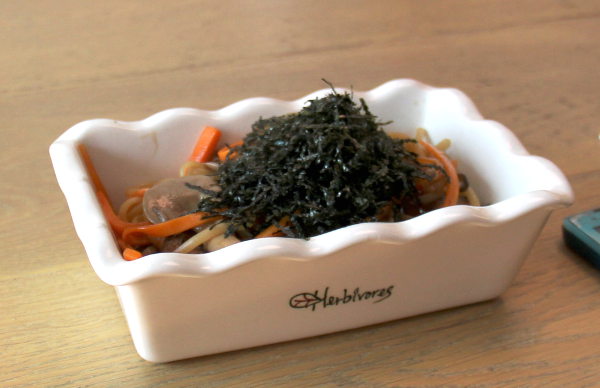 Nuudelit merilevällä. 