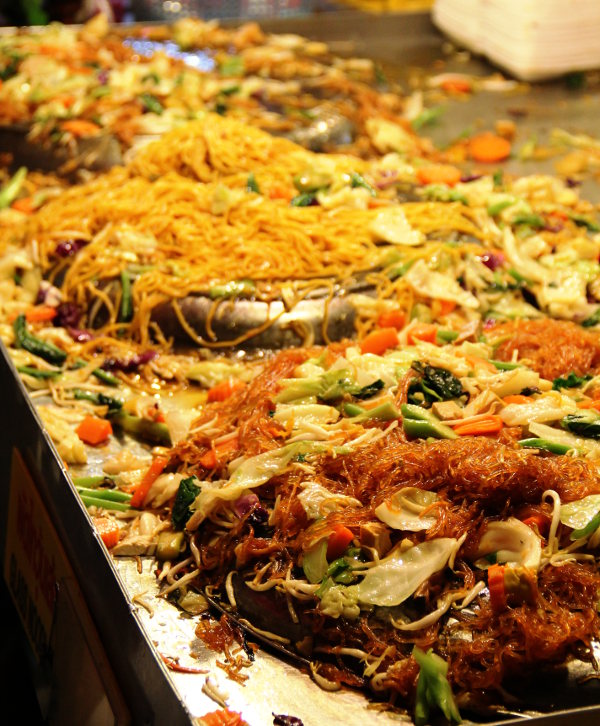 Kolmea eri sorttia nuudeleita vihannesten kera. Näiden nimi sentään taisi selkeästi olla pad thai, joka on aina tietynlainen nuudeliannos, johon voi lisätä murskattua maapähkinää ja limeä. Pad khao taas on paistettua riisiä, jossa kuten pad thaissakin, on aina munaa ellei toisin pyydä. Ja kasviksena perässä on sana phak, pad thai phak ja pad khao phak. 