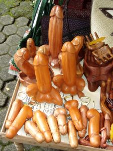 Näitä löytyy ainakin Egyptistä Indonesiaan. Se on mielestäni typerää, että esineisiin liitetään uskomuksia onnen tuottavuuteen, kyse on kuitenkin ihmisen tekeleestä ja syntyperät rahantekemisestä mielikuvien avulla.