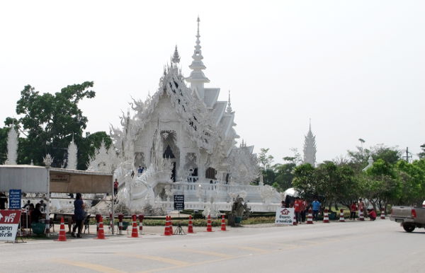 rumasti tien vieressä