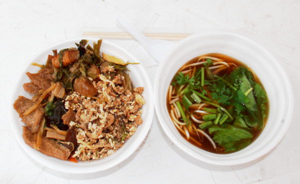 Ruokaa torilta. Vasemmalla alla riisiä ja päällä kolmea eri ruokaa. Ja oikealla lientä, johon sain lisätä tuoreita yrttejä ja vihanneksia. 