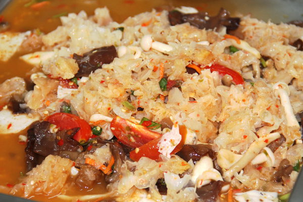 Valkoista lumisienisalaattia vai miksi tätä tremella fuciformis -sientä pitäisikään kutsua. Se on itsessään mautonta, mutta kivan rapsakkaa, kuten kuvassa ruskeana näkyvät pilvenkorvasienen palaset. 