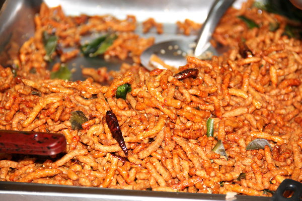 Paistettuja pieniä rapeita soijasuikaleita, jotka näyttävät friteeratuilta toukilta. 