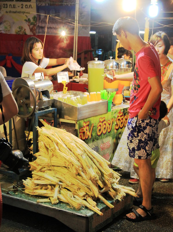Tässä tehdään sokeriruokomehua Thaimaassa, Intian mehukojut ovat melko vastaavia, tosin yleensä pyörien päällä kulkevia kärryjä. 