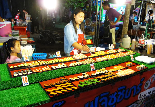Sushikoju. Näitä on Thaimaassa kaikkialla missä milloinkin on iltatapahtumaa. 