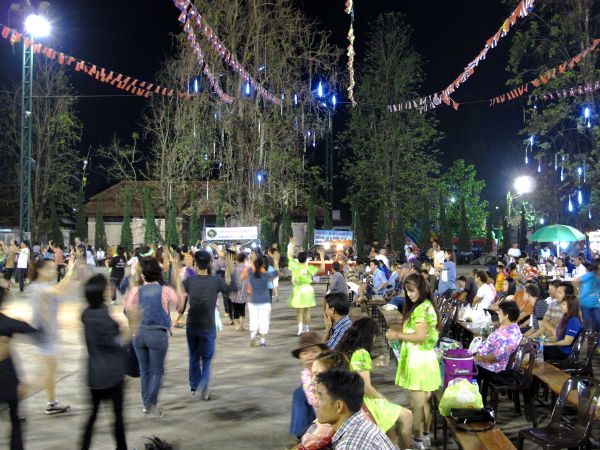 Lauantain kävelykadun varrella oli alue, jossa oli lava katsomoa ja tilaa tanssia. 