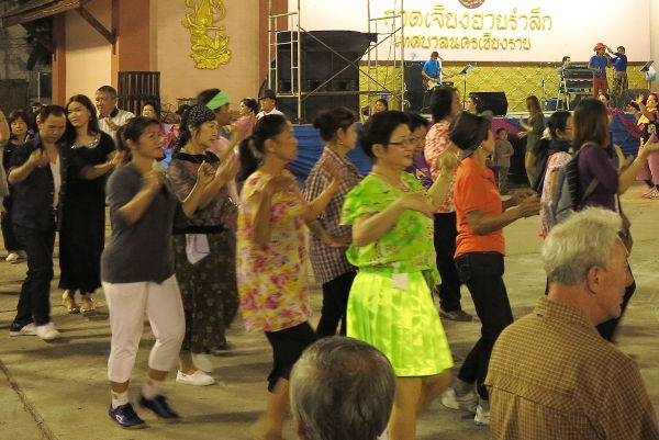 Chiang Rain mielenkiintoisinta antia oli tanssiaiset iltatorin yhteydessä. Ihmiset köpöttelivät luk thung-iskelmän tahdissa ringissä tehden käsillä kaikenlaisia liikkeitä ja vieläpä samanaikaisesti. 