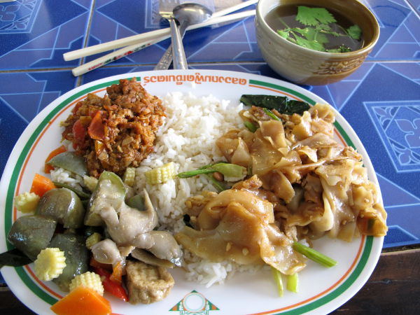 Ruokaa bussiaseman vieressä olevasta kasvisravintolasta. Vaikka näiden ravintoloiden mössöt näyttävät yleensä aika samoilta, niin mauissa on eroja. 