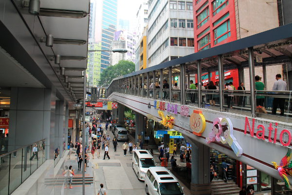 The Escalatorin alkupäätä. Ison osan ajasta se kulkee pylväiden päällä siltana, mutta myös katutasossakin. 