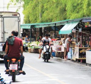 Ostokseni tein tällaisella kadulla läntisessä Chiang Maissa. 