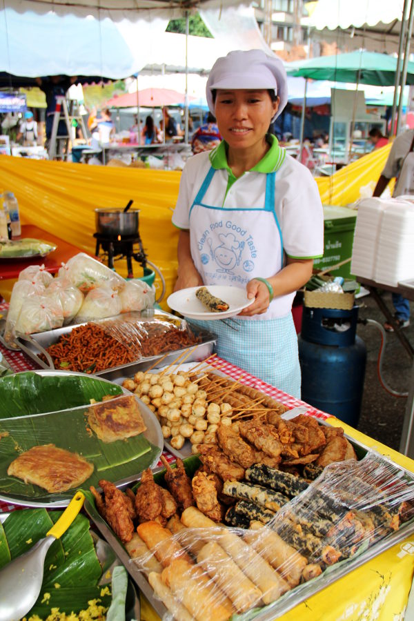 Vegemakkaroiden myyjä Chiang Main Thapae Gatella.