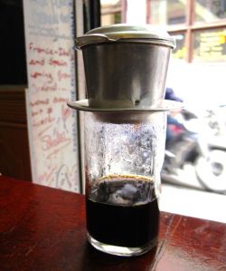 Vietnamilainen kahvinlirutussysteemi.