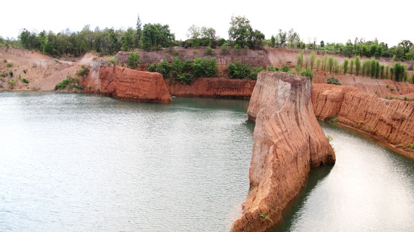 Kanjonia kutsutaan myös Chiang Main kanjoniksi. Ilmeisesti sieltä on kaivettu maa-ainesta, joka joissain kohdissa on ollut lujempaa ja siten pystyyn on jäänyt tällaisia kapeita kaistaleita kukkuloiksi veden yläpuolelle. 