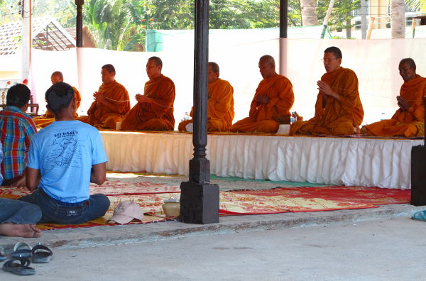 Munkit rivissä rantabaarissa Koh Taolla. 