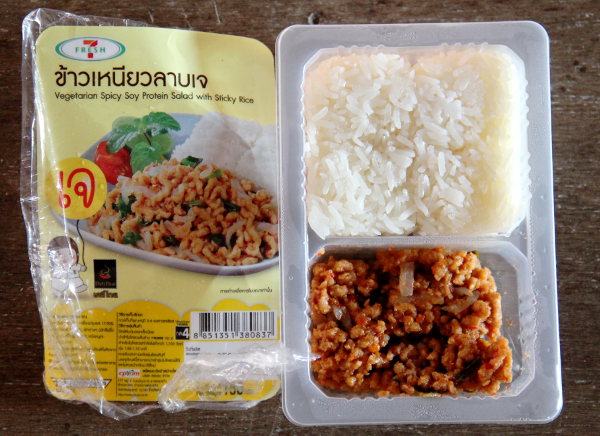 Laab-salaatti soijaproteiinista tehtynä sticky ricen kera löytyi kylmäkaapista kasvisfestareiden aikaan. 