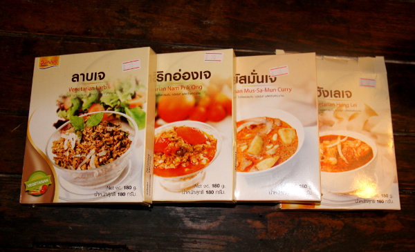 Löysin tällaisia valmisruokia ja -kastikkeita ostoskeskuksesta. Pakkausten sisällä on vakuumipussit valmista tofuruokaa. 