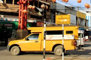 Tämän näköisella song taulla voin päästä Chiang Maihin 50 sentillä, mutta ensi pitää polkea 2,5 km ja jättää pyörä jonnekin.  Nämä eivät myöskään kulje kovin myöhään tietääkseni, ainakaan niin usein kuin päivisin, jolloin niitä kulkee koko ajan. 