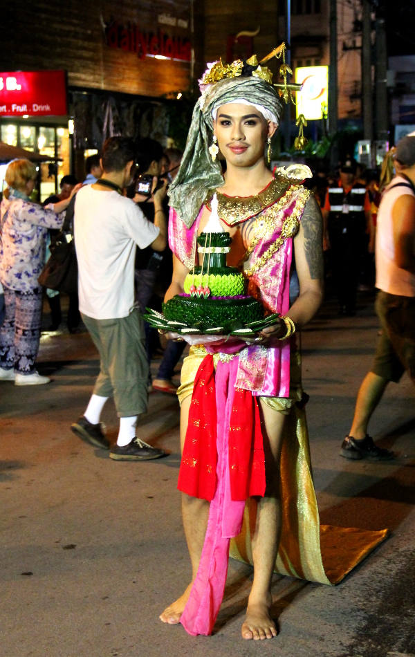 Nyt oli pojalle laitettu aika paljon meikkiä. Tämä muistutti aika tavalla Intiassa tanssiesityksissä olevia poikia, jotka näyttelevät naisten rooleja. 