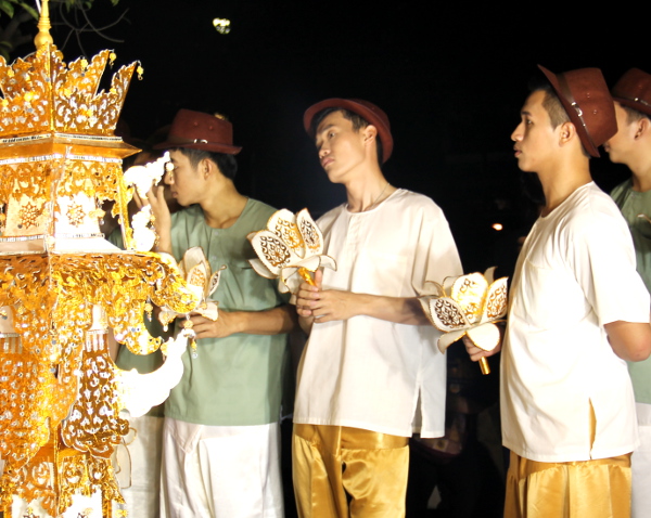 Kultaisiin pukeutuneet pojat odottelemassa. 