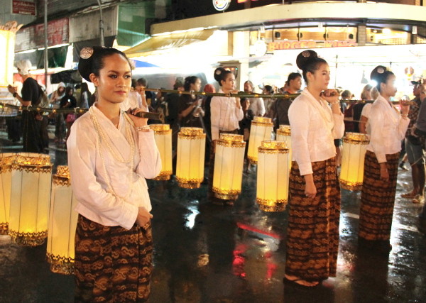Lyhtyjen kantajat ensimmäisen päivän paraatissa samalla kadulla missä on joka iltainen Night Bazaar Chiang Maissa. 