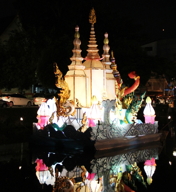 Koristeltu lautta vanhaa kaupunkia ympäröivässä kanavassa Chiang Maissa. 