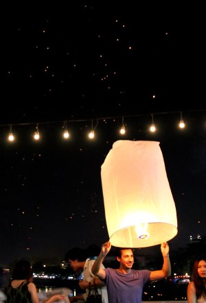 Lyhdyn lähettämistä yhdellä Ping-jokea ylittävistä silloista. 