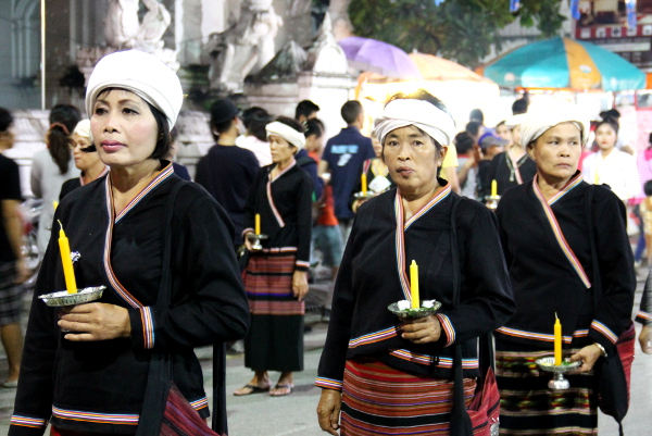 naiset heimovaatteissa