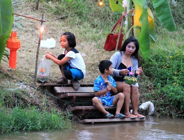 Perhe kanavan rannalla Chiang Main Hang Dongissa. 