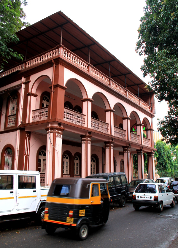 vaaleanpunainen talo