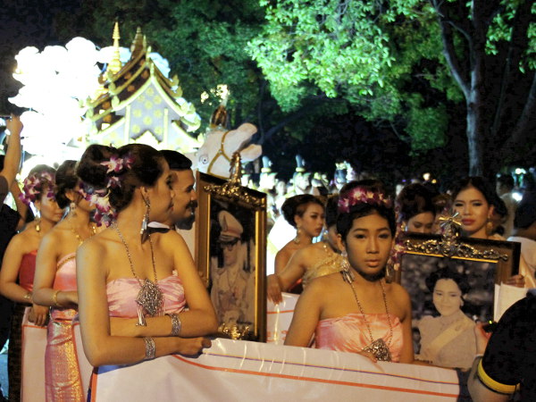 Vaaleanpunaisiin pukeutunutta paraativäkeä odottelemassa lähtöä vanhan kaupungin kanavan vierustalla. 