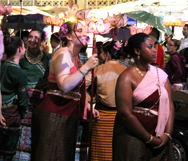 Keskiviikon paraatissa näytti olevan erilaisia osioita ja joku niistä oli varmaankin jonkun yliopiston vaihto-oppilasryhmille. Oli myös kansallisuuksittain paraatiryhmiä, oli Japanin ja Korean lippua muun muassa ja naisia japanilaiset yukatat päällä. 