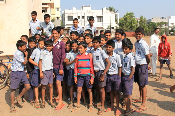 Koulupoikia poseeraamassa. 