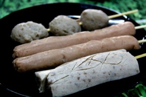 Kasvislihatikkuja. Etummainen näyttää samalta kuin iltatorien sianlihapötköt, nakki on nakkia ja pallerot narskahtelevaa matskua. 