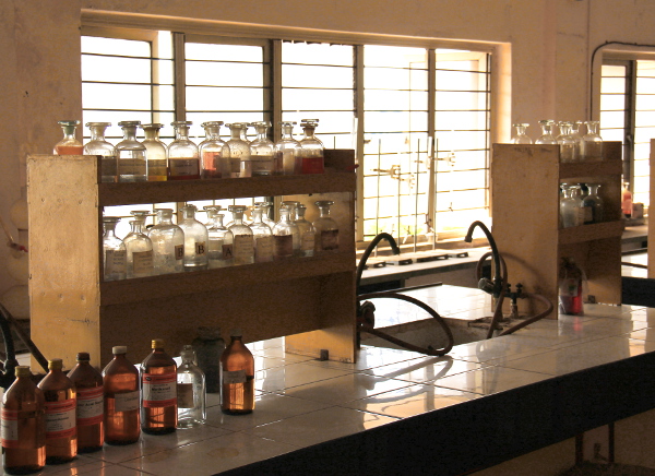 Tämä kemianluokka ei näyttänyt sen kummemmalta kuin ammoisella yläasteellani. 