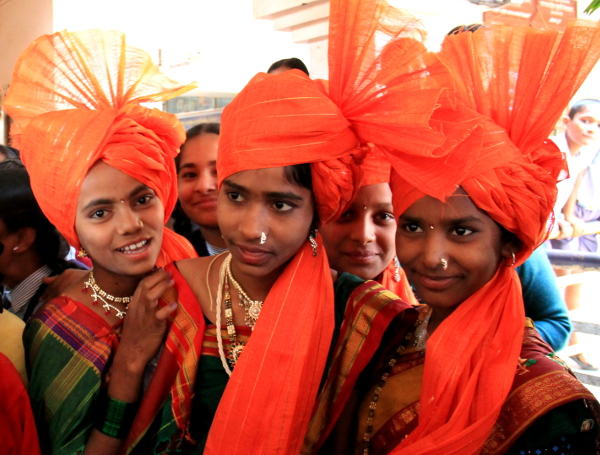 Koulutyttöjä perinteisissä esiintymispuvuissa. 